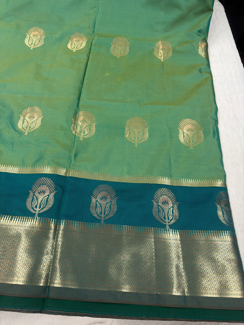 Soft Silk Saree ✨
• Fall & pico done
• Saree only (No blouse piece)