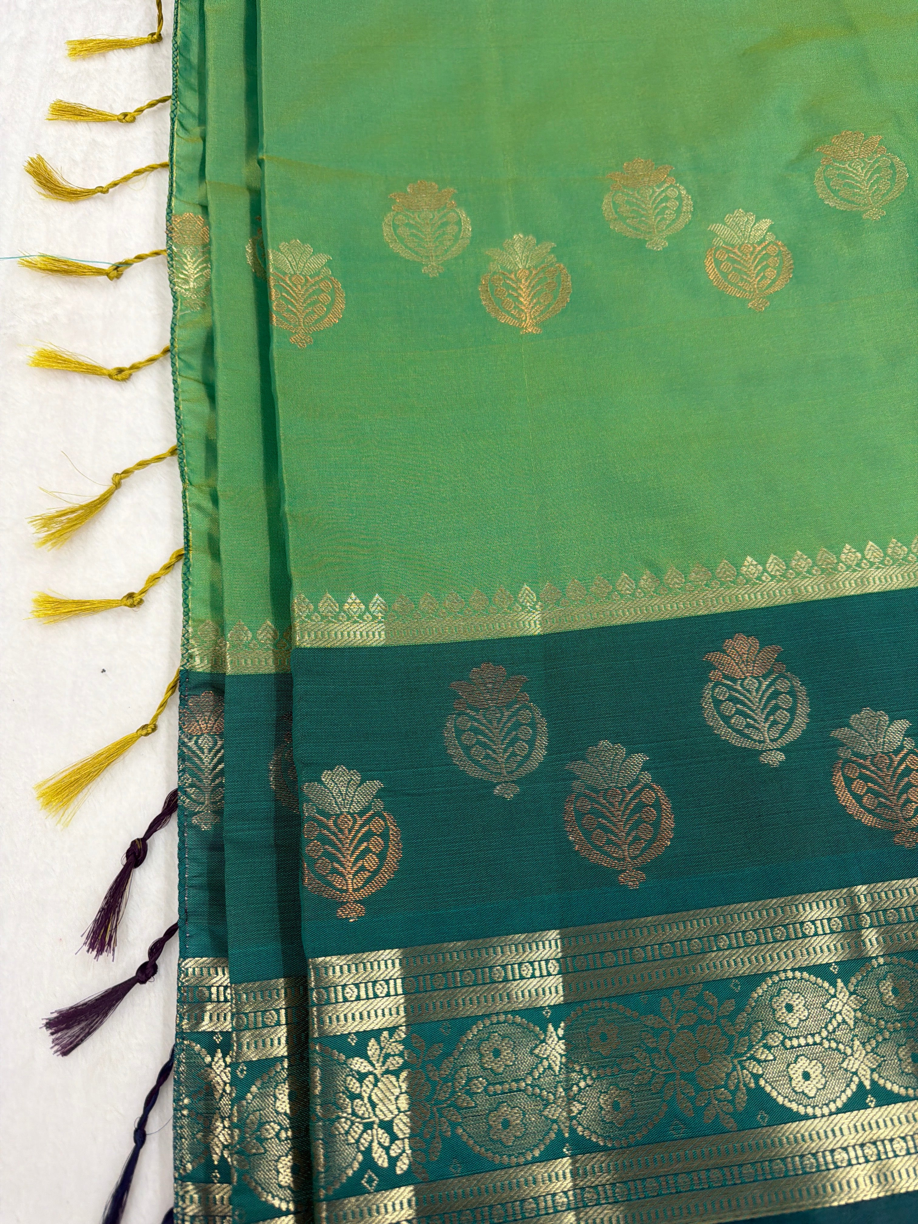 Soft Silk Saree ✨
• Fall & pico done
• Saree only (No blouse piece)